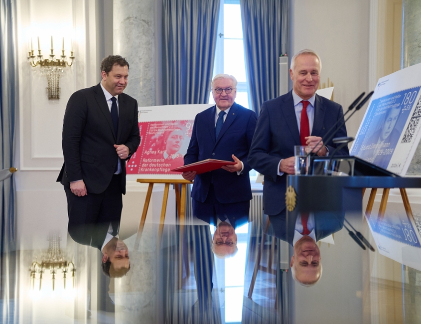 Bundespräsident Steinmeier nimmt Erstdrucke der Wohlfahrtsmarken 2026 entgegen