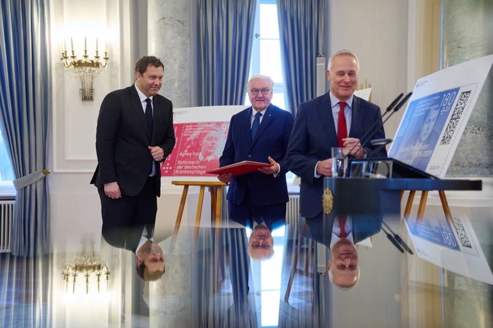 Bundespräsident Steinmeier nimmt die Erstdrucke der Wohlfahrtsmarken 2026 entgegen